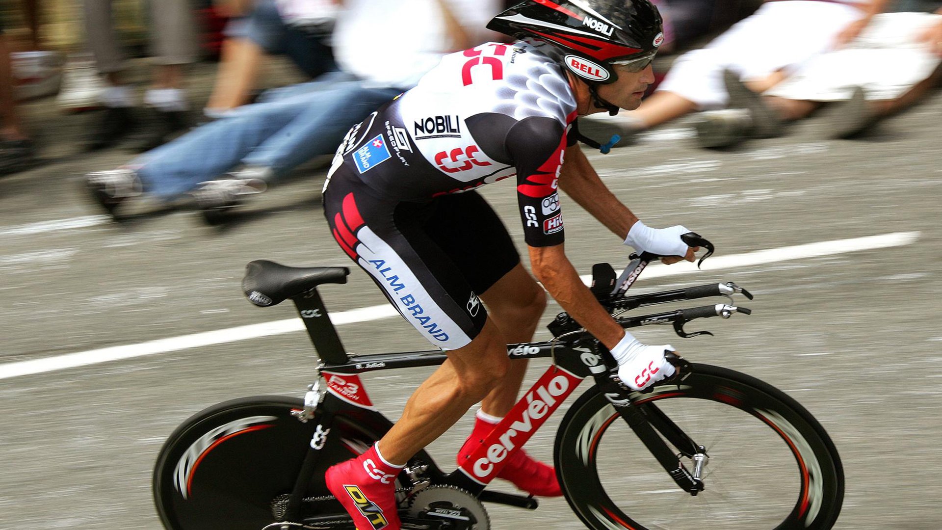 F1赛车赛场焦点！俄罗斯队对阵日本队，冠军之争悬念重重，胜负难料